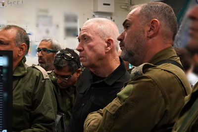 שר הביטחון גלנט, הערב 