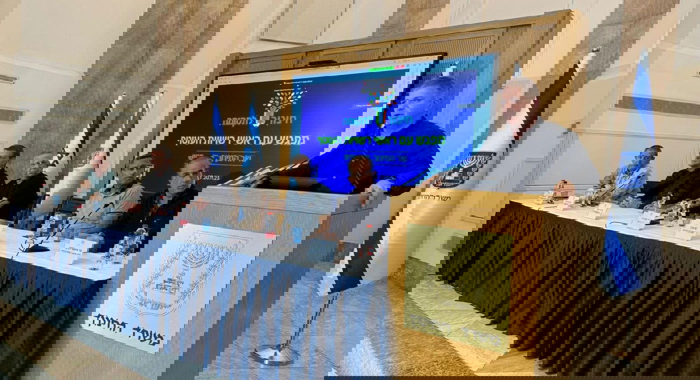 שר החינוך קיש, הערב 