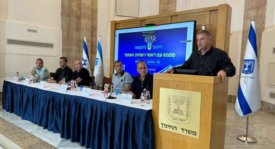 שר החינוך קיש, הערב