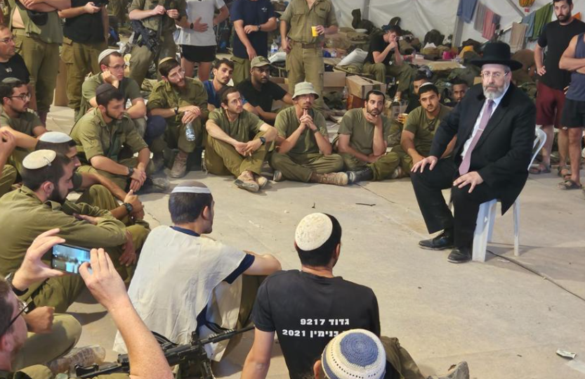 הגר"ד לאו עם לוחמי צה"ל, רגע לפני הכניסה לעזה