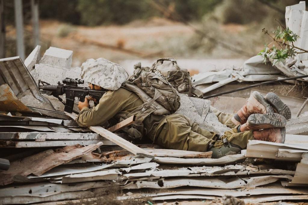 גם בגשם: לוחמי צה"ל בקרבות מול מחבלי חמאס בעזה | צפו