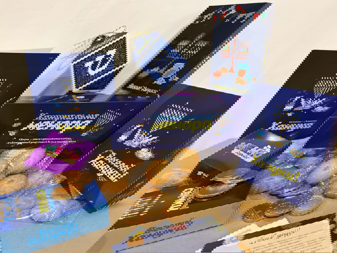 "פּוֹבְרנֹוּטִי דֹו דוֹמְוּ": באוקראינה יחלקו ערכות חנוכה - עם תמונות החטופים