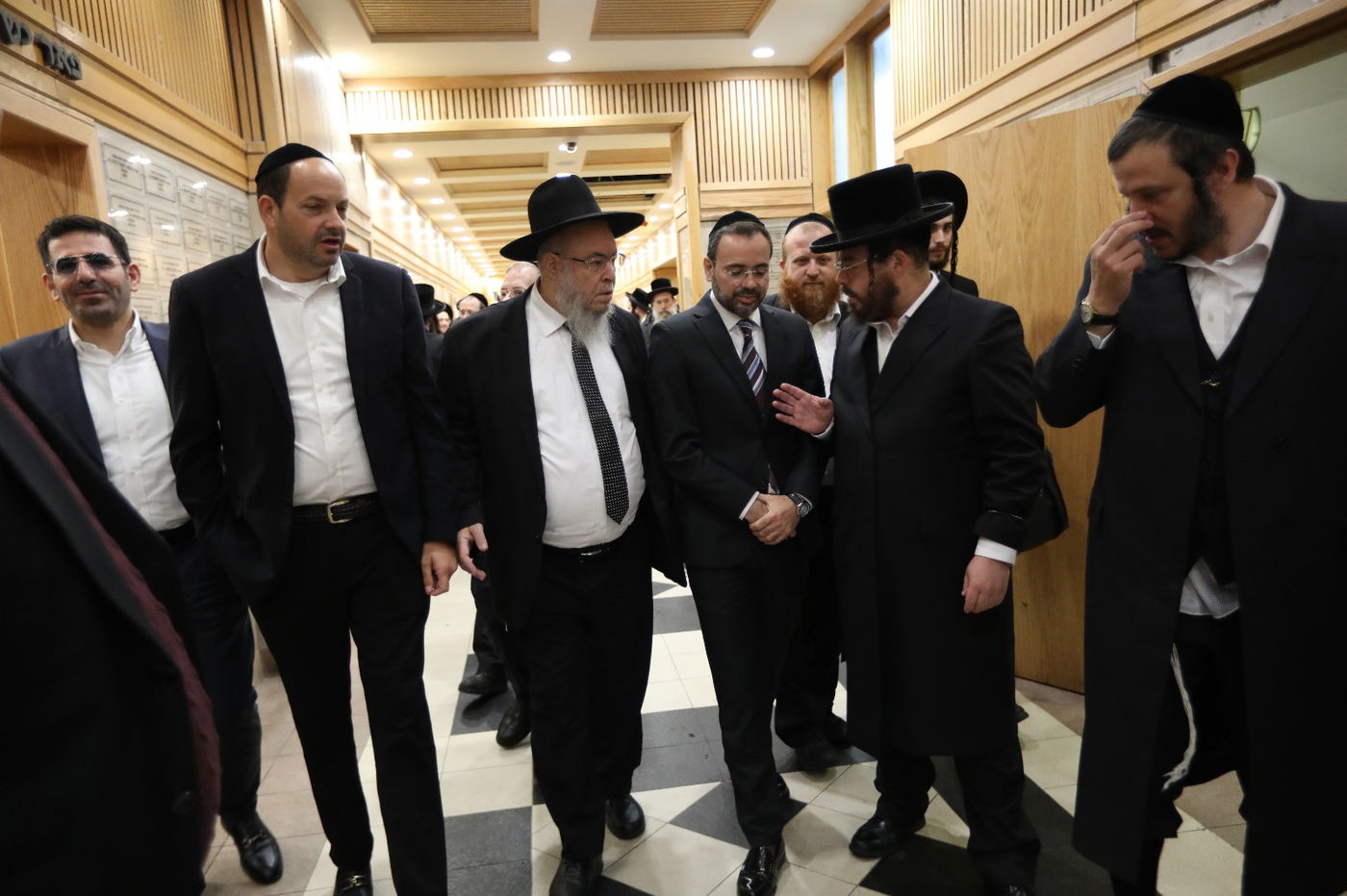 הרב צ'ולק והשר בוסו בשטח עם מוסרי דגימות מח-עצם