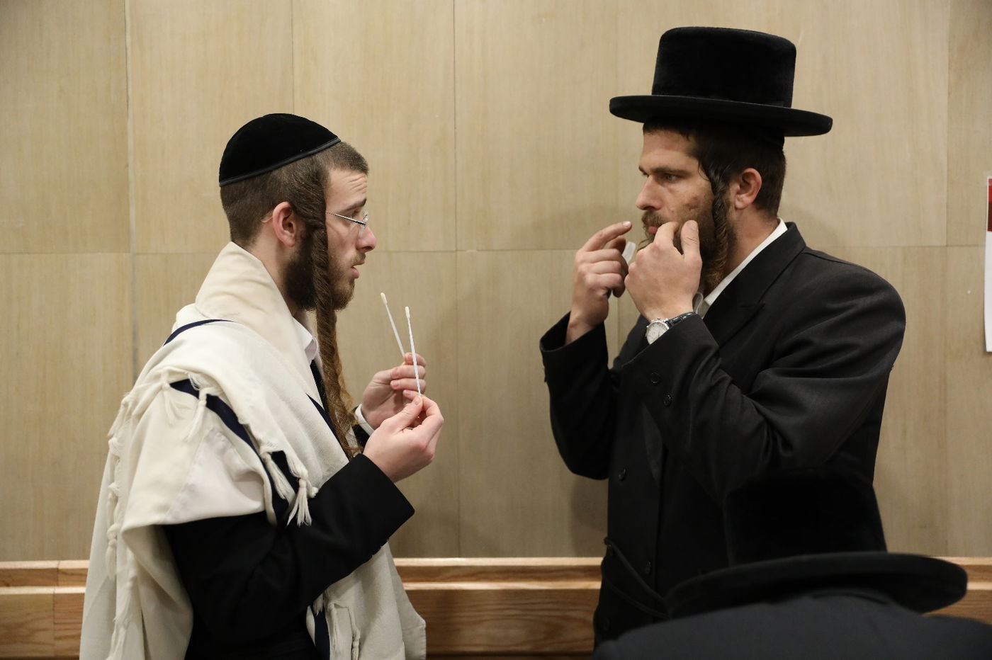 הרב צ'ולק והשר בוסו בשטח עם מוסרי דגימות מח-עצם