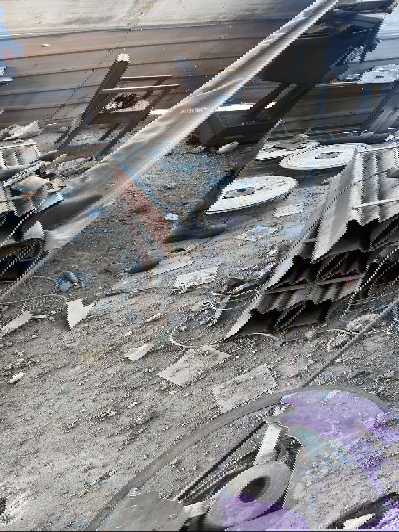 אמצעי לחימה, רקטות ומשגרים שנמצאו במרחב בית ספר סמוך למוצב