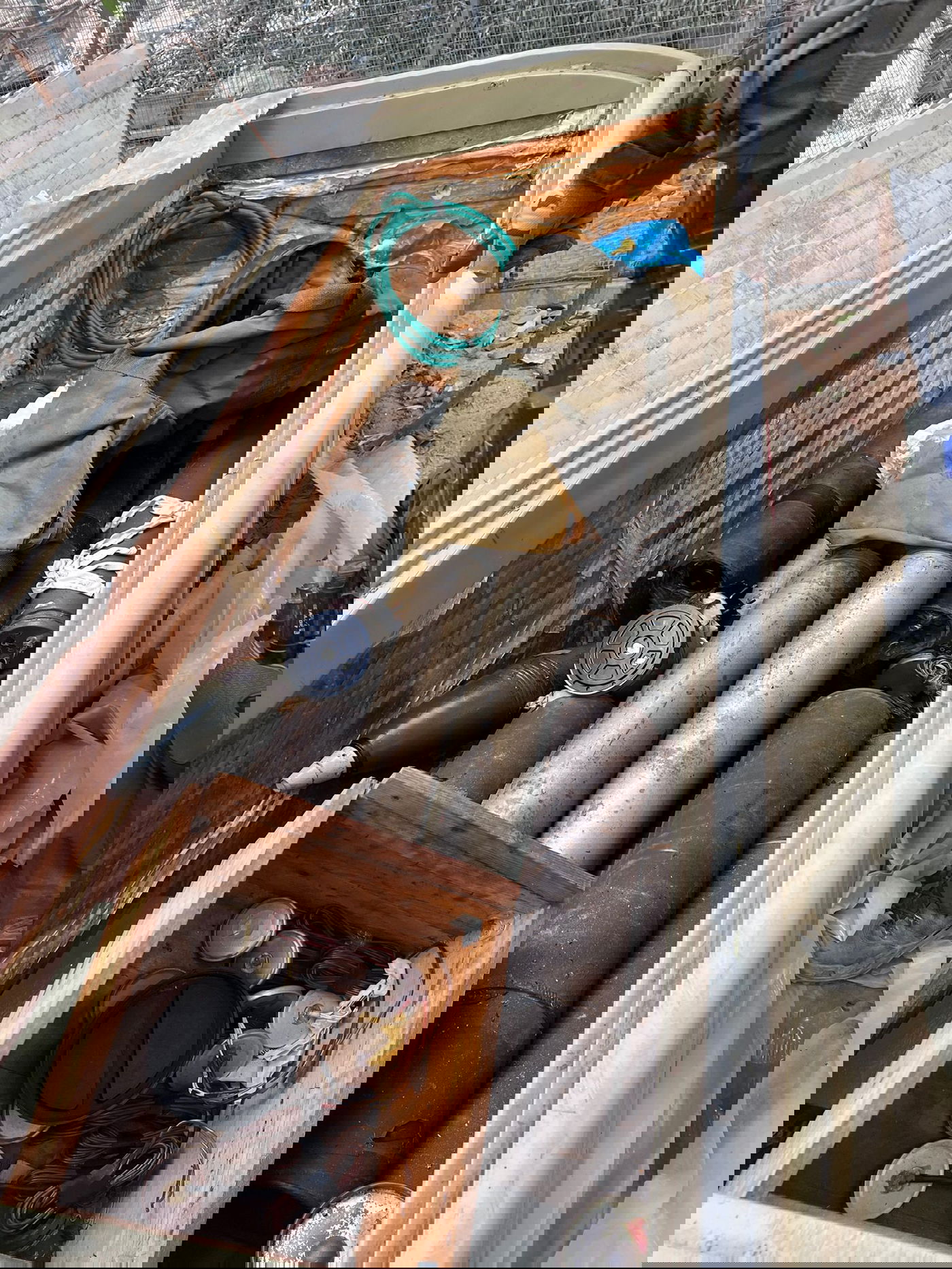 אמצעי לחימה, רקטות ומשגרים שנמצאו במרחב בית ספר סמוך למוצב