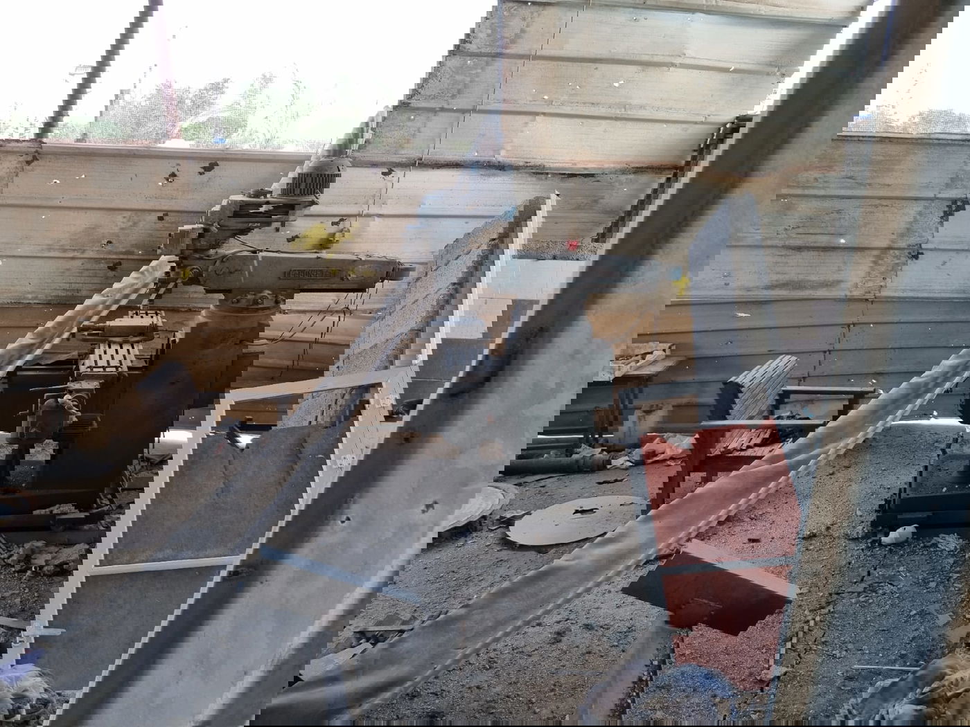 אמצעי לחימה, רקטות ומשגרים שנמצאו במרחב בית ספר סמוך למוצב