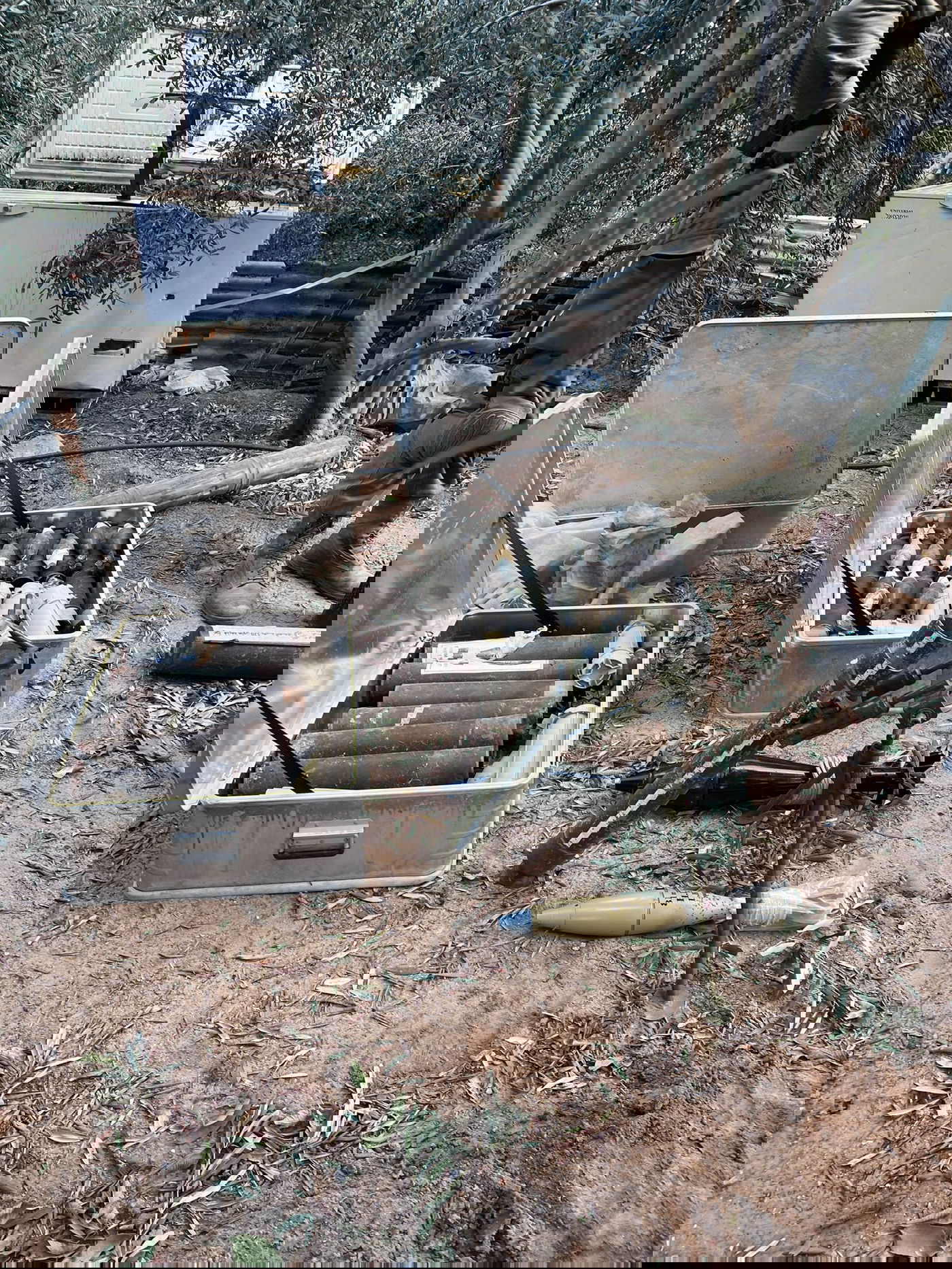 אמצעי לחימה, רקטות ומשגרים שנמצאו במרחב בית ספר סמוך למוצב