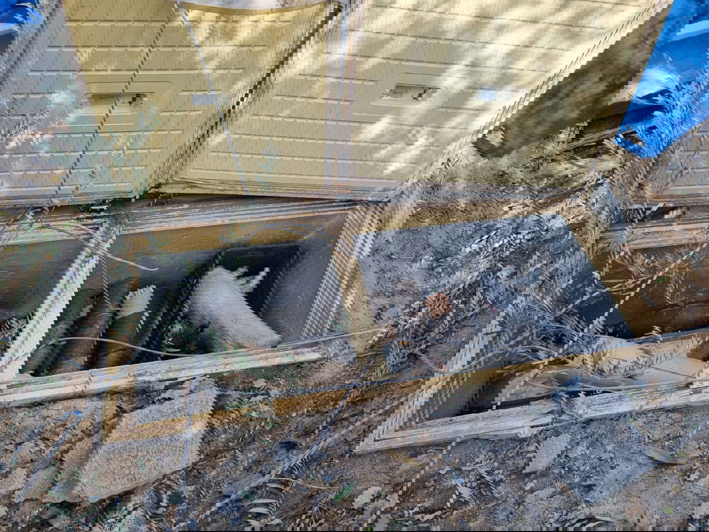 אמצעי לחימה, רקטות ומשגרים שנמצאו במרחב בית ספר סמוך למוצב