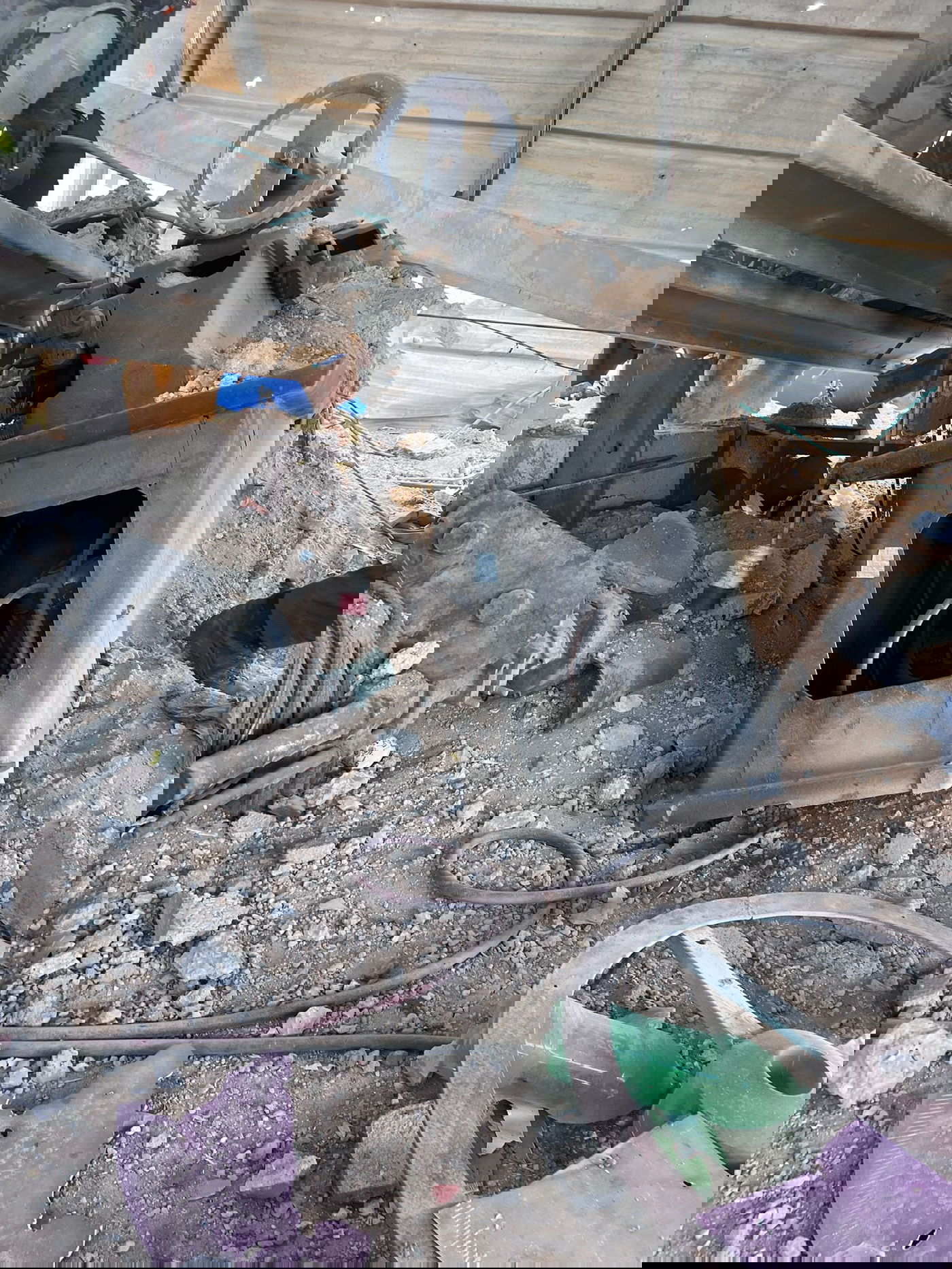 אמצעי לחימה, רקטות ומשגרים שנמצאו במרחב בית ספר סמוך למוצב