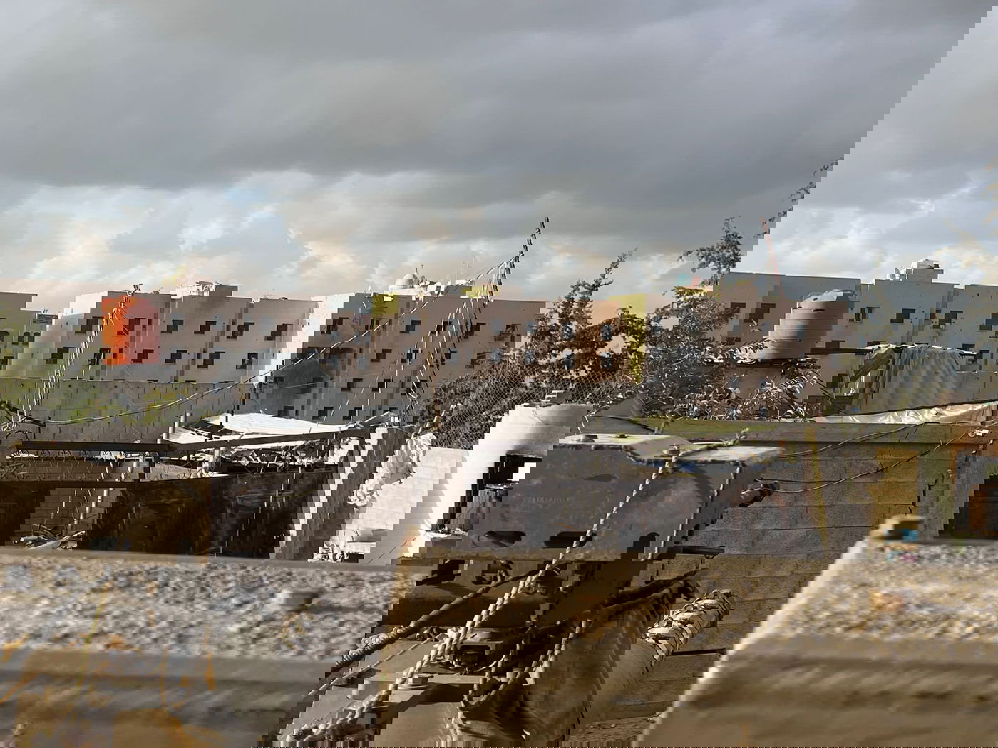 תמונות של חומה המדמה את גדר הגבול ודגם דמה של רק"ם מוקטן