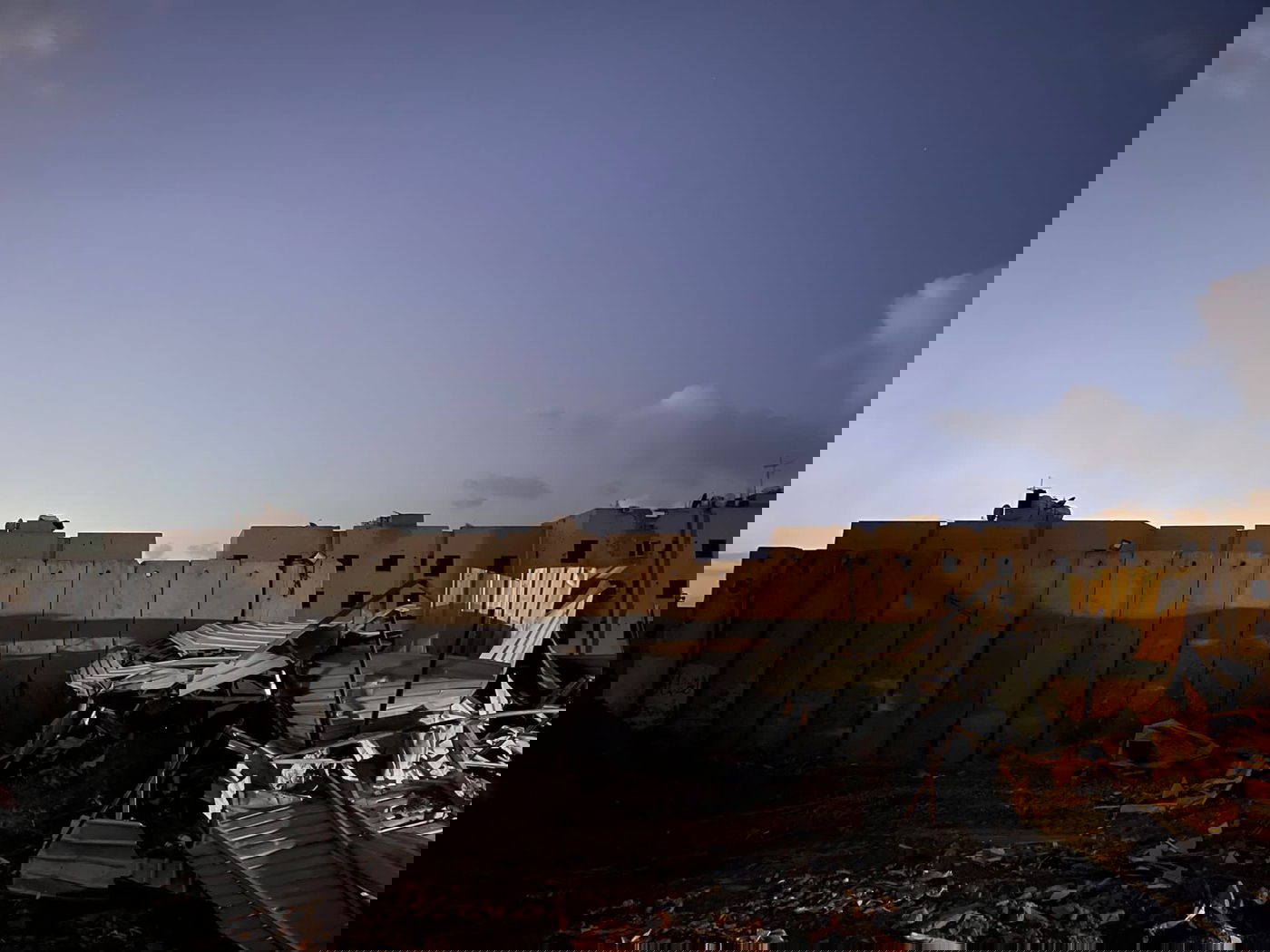 תמונות של חומה המדמה את גדר הגבול ודגם דמה של רק"ם מוקטן