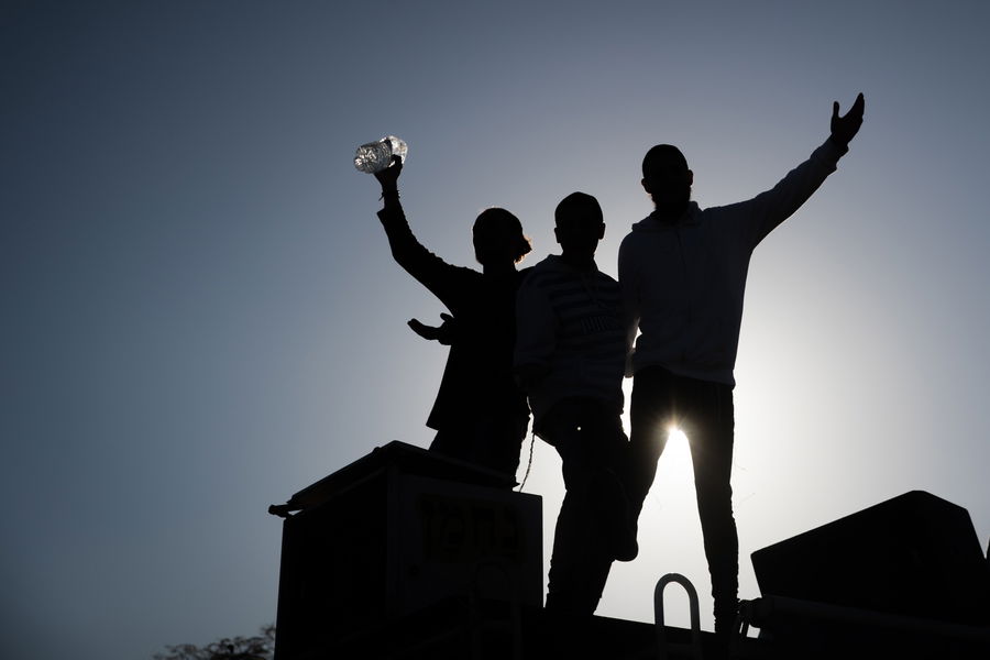מתפללים בקברו של הבבא סאלי בנתיבות | ארכיון