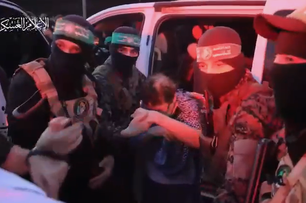 תיעוד: החטופים מועברים לידי הצלב האדום ושבים לישראל