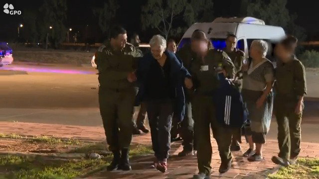 צפו בהגעת החטופים