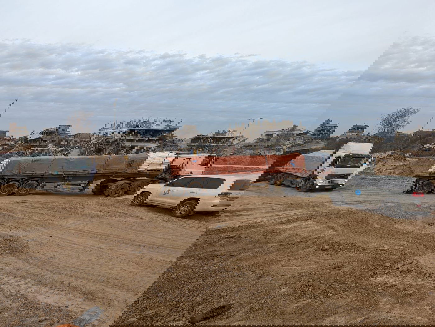 תנועת המשאיות הנוסעות למחסות בצפון הרצועה