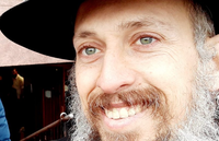 עמרי בן עקיבא בסינגל קליפ חדש: "בין הקצוות"