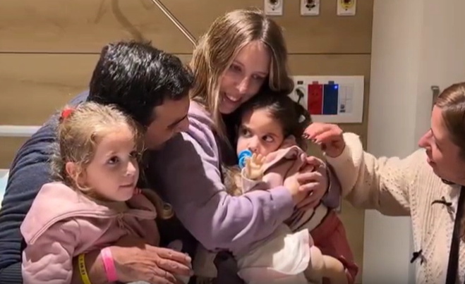 הבנות נפגשות לראשונה עם האב בבית החולים