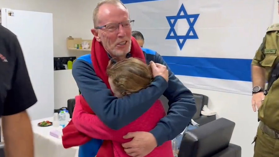 רגע המפגש בין אמילי הנד ואביה והילה רותם שושני ודודה