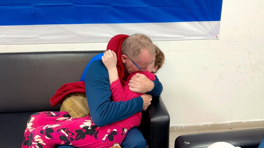 לצפות ולבכות: אמילי נפגשה עם אביה, הילה עם דודה • אלו החטופים ששוחררו הלילה