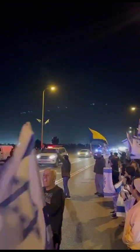 תושבי אופקים מריעים לחטופים
