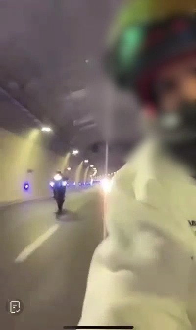 תיעוד מתוך הרשת חברתית של מעשיו החמורים של הנהג ותפיסת האופנוע על ידי השוטרים