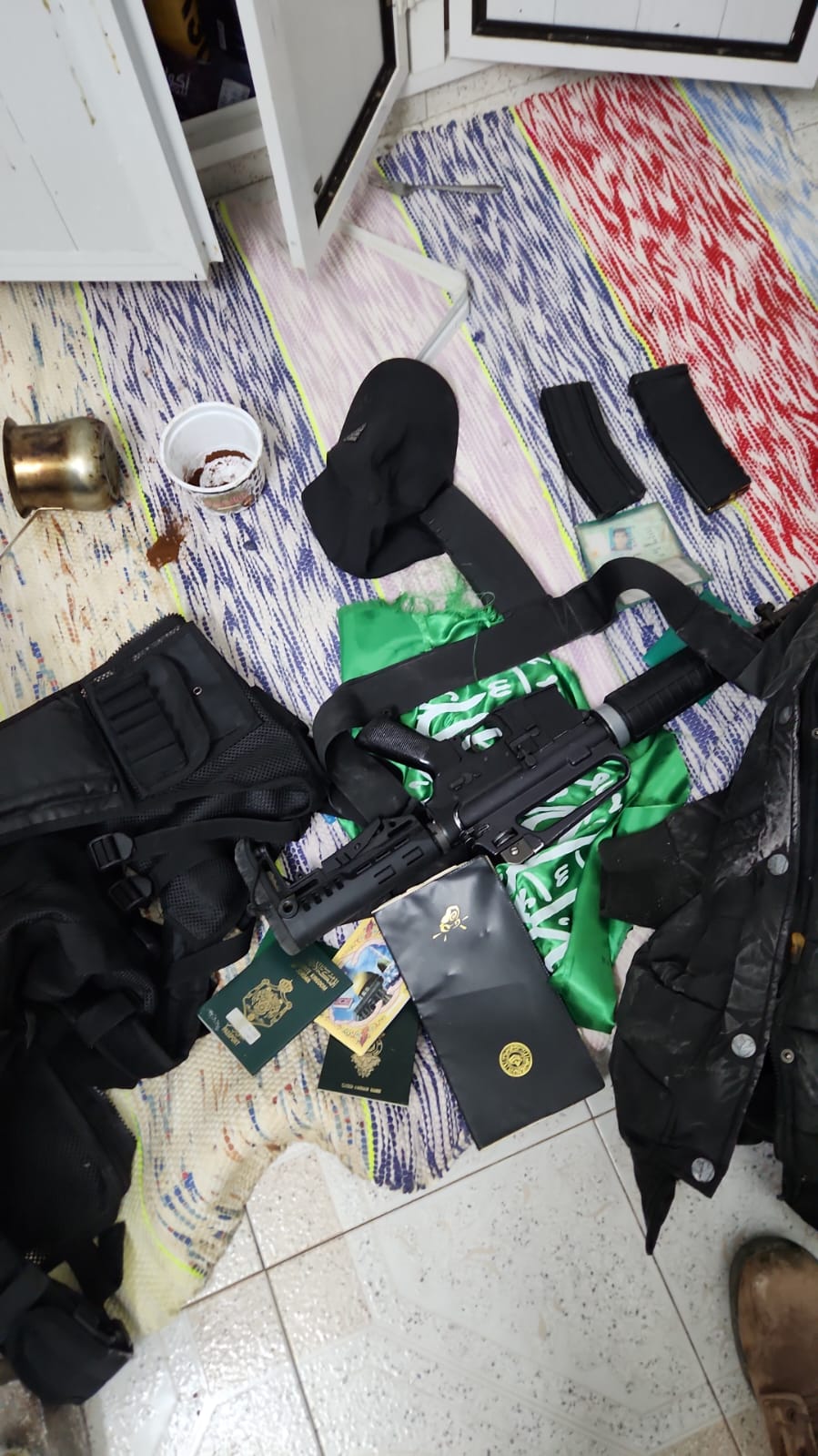 אמצעי הלחימה שאותרו בדירתו