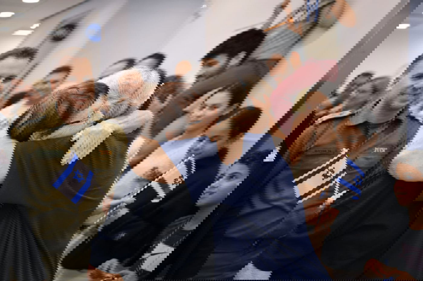 מנופפים עם דגלים: החטופה בת ה-70 עוזבת את בית החולים