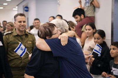 מנופפים עם דגלים: החטופה בת ה-70 עוזבת את בית החולים