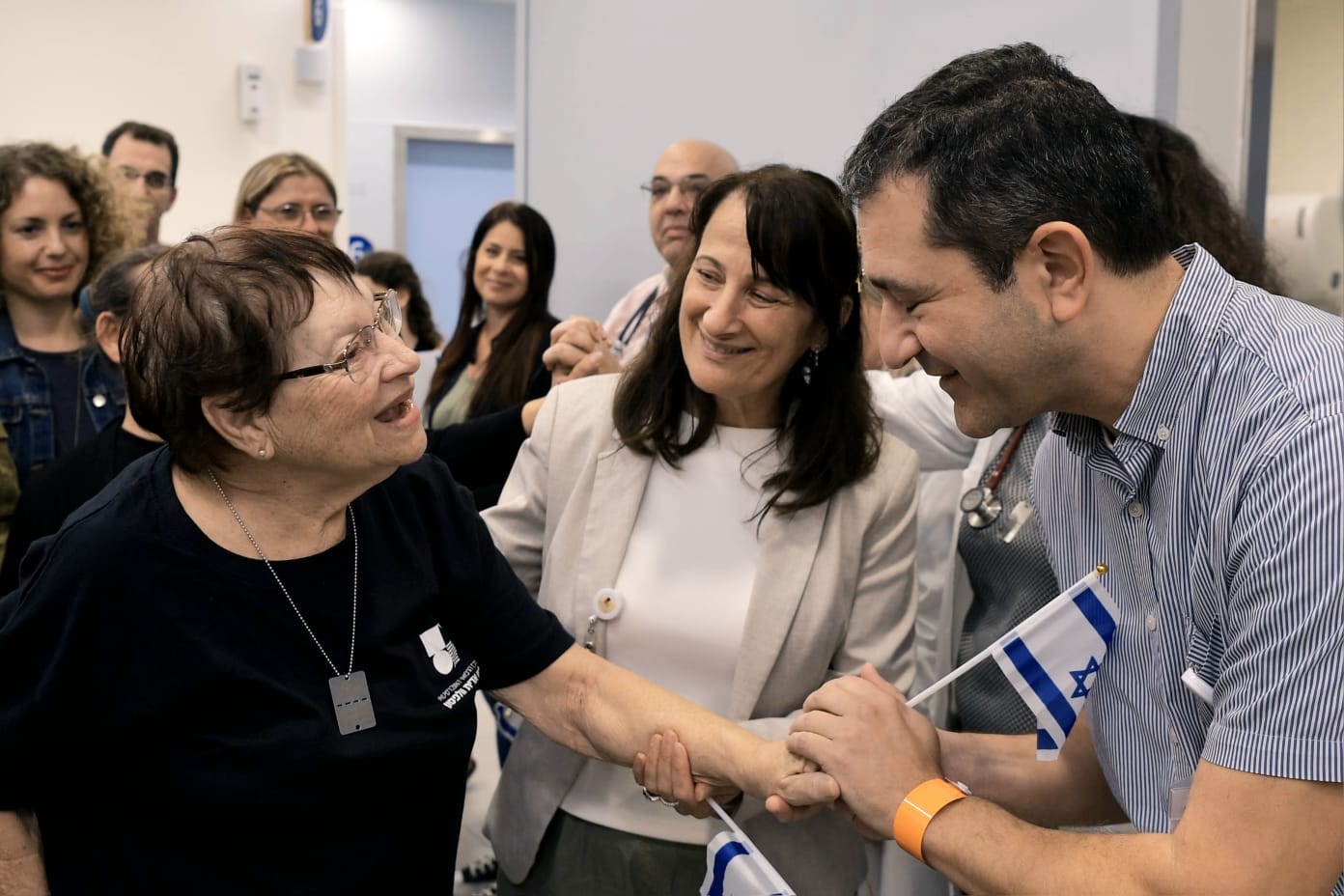 מנופפים עם דגלים: החטופה בת ה-70 עוזבת את בית החולים