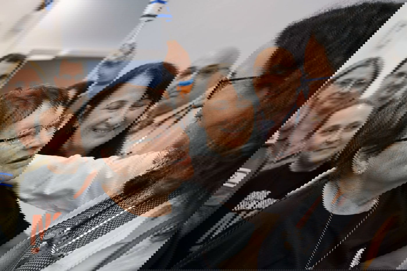 מנופפים עם דגלים: החטופה בת ה-70 עוזבת את בית החולים