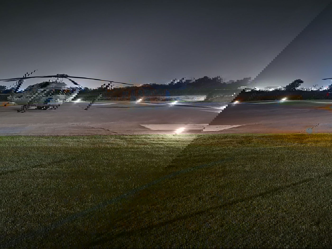 החטופים התאילנדים נוחתים בבית החולים עם שובם לארץ