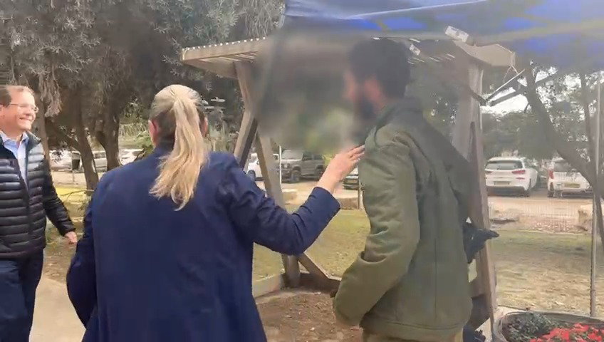 נשיא המדינה ורעייתו עם בנם