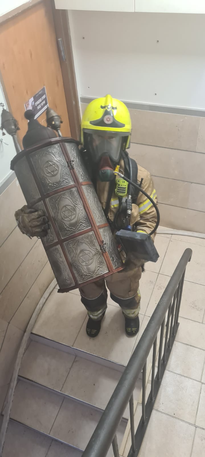 לוחמי האש חילצו ספרי תורה וספרי קודש ממשרד שבער באש