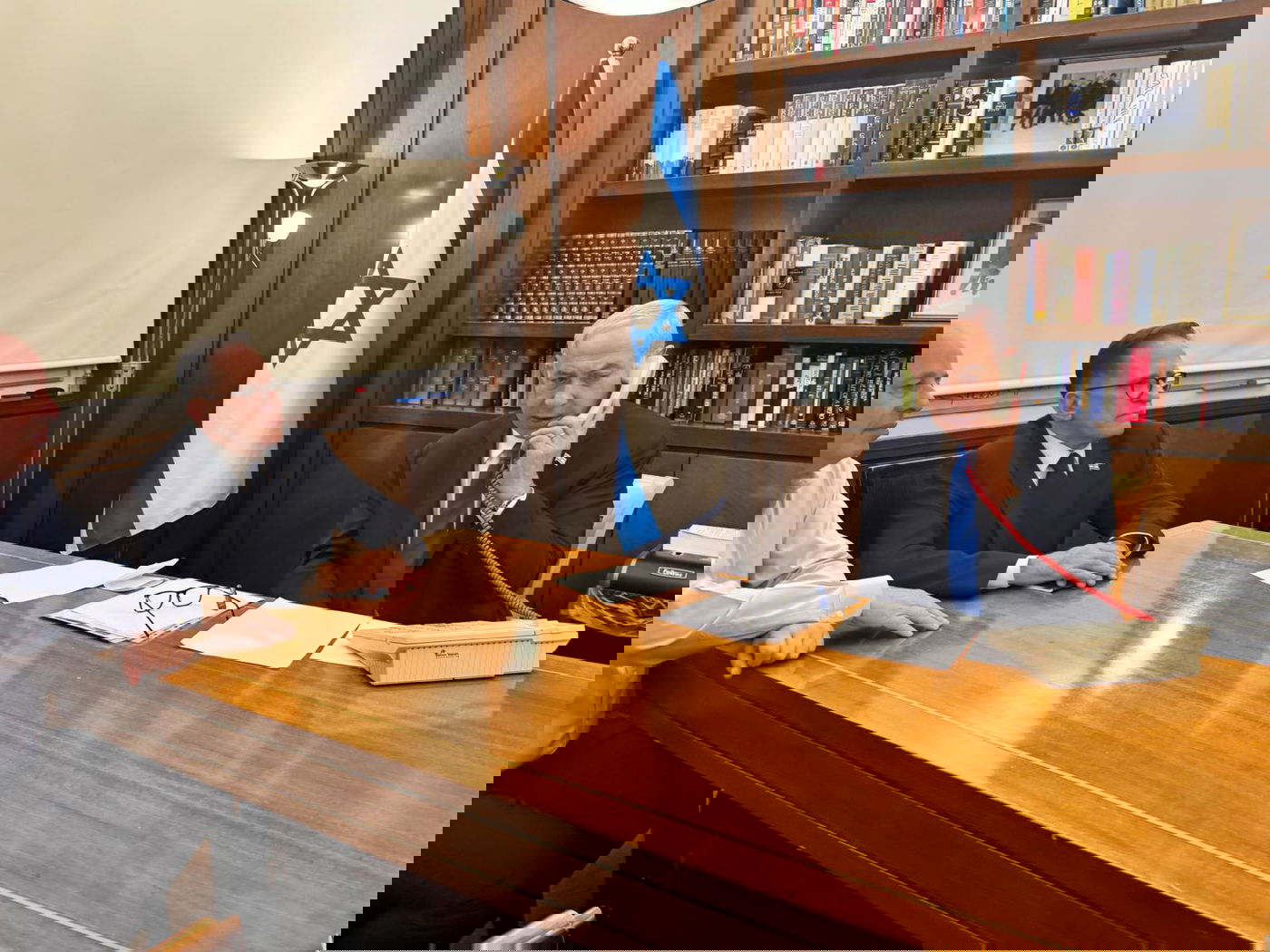 נתניהו בלשכתו