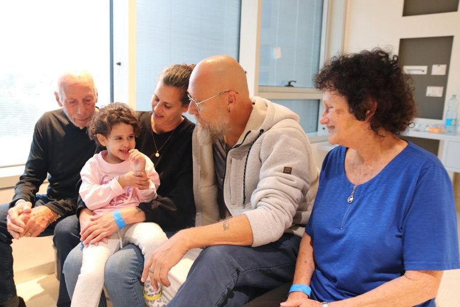השעות הראשונות של אביגיל במחלקה, יחד עם בני משפחתה: דודה לירון, דוד זולי, סבתא שלומית וסבא איתן