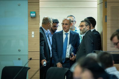 מחלוקת חריפה. יו"ר ועדת הכספים גפני, ונגיד בנק ישראל ירון