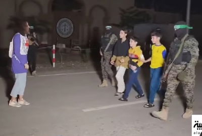 תיעוד ראשון: רוצחי חמאס משחררים את החטופים הישראלים