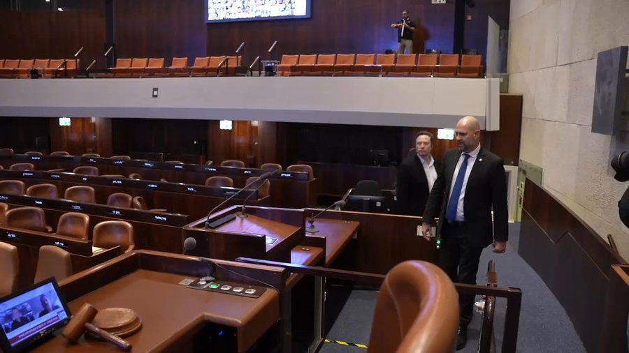 אוחנה מראה לאילון מאסק את תמונות החטופים 