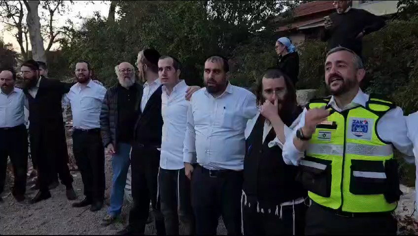 עובדי עיריית בני ברק בשירת "אני מאמין" בקיבוץ בארי