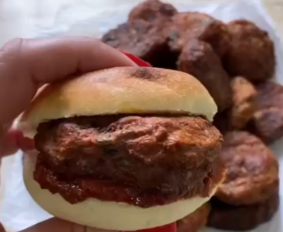 קציצות עוף פיקנטיות בכריך