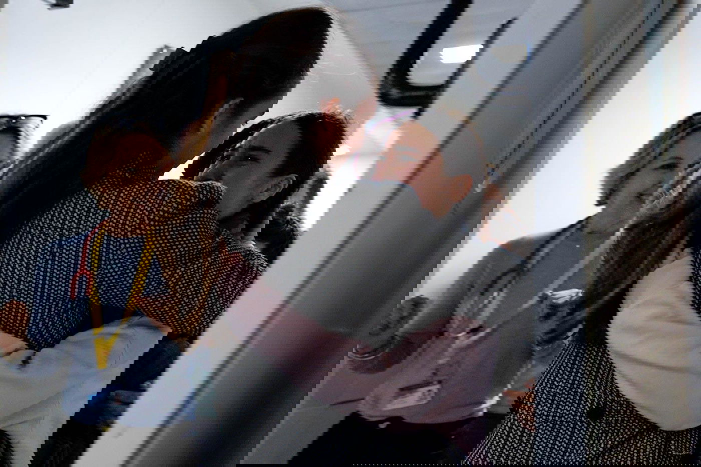 החטופים הישראלים נפגשים לראשונה עם המשפחה | צפו