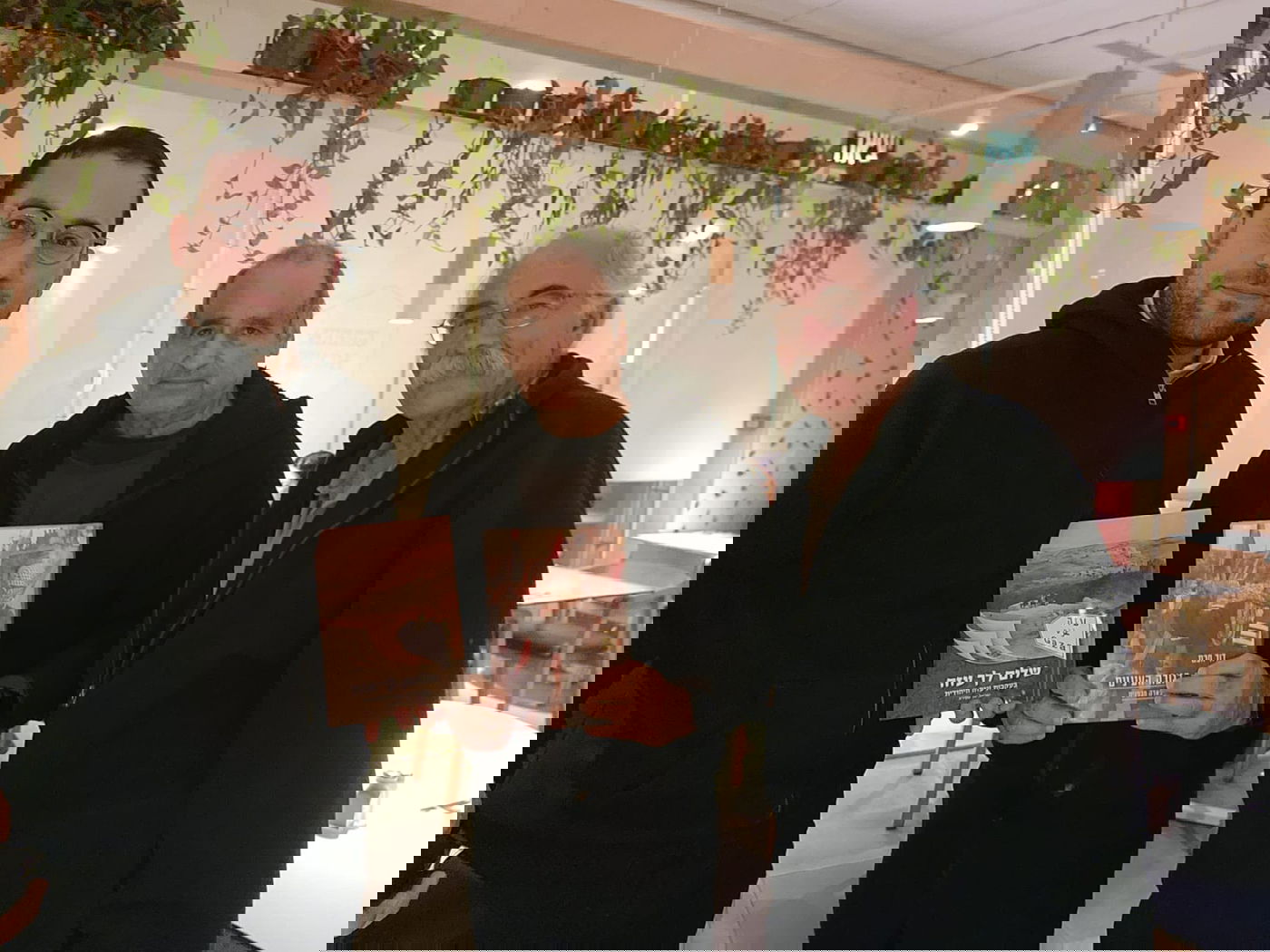 מושל עזה לשעבר אלוף משנה דוד חכם מקבל את מגזין 'שלום לך עזה - בעקבות עזה היהודית' מאת המחבר ישראל שפירא, והעורך החוקר הנודע זאב חנוך (ז'אבו) ארליך. חכם מחזיק בידיו את ספרו 'עזה בגובה העיניים'