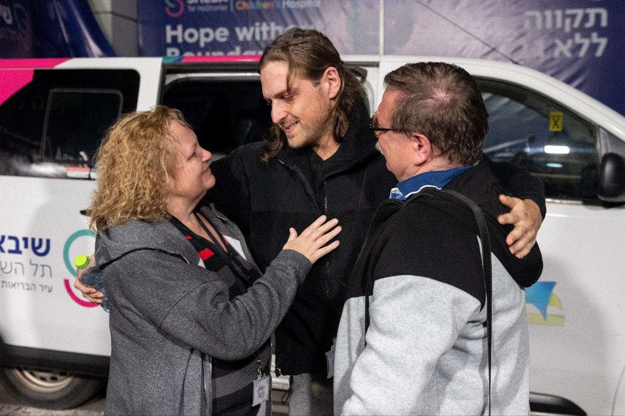 רון קריבוי עם הוריו