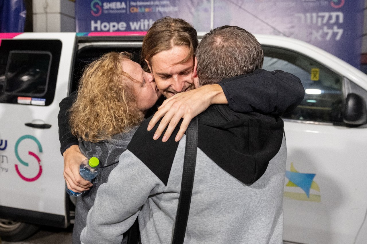 רון קריבוי עם הוריו