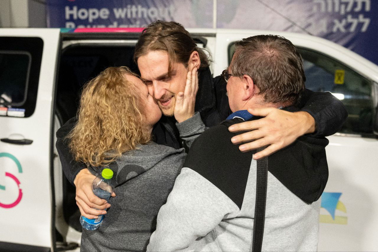 רון קריבוי עם הוריו