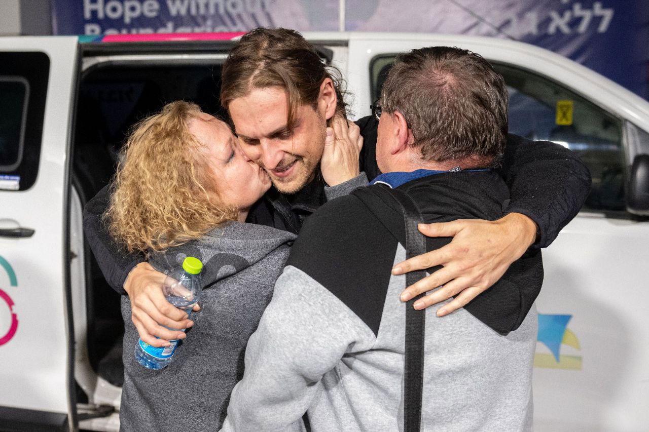 רון קריבוי עם הוריו