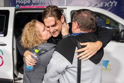 רון קריבוי עם הוריו