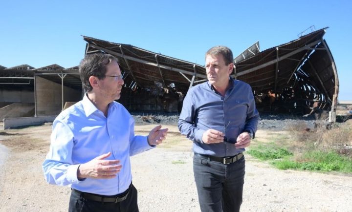 נשיא המדינה ביקר בחניון הרכבים השרופים שנאספו מכבישי המוות