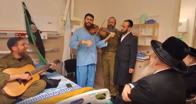 הרבי מקרלין עם החייל שנפצע